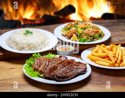 Picanha, riz, haricots tropeiro et frites Banque D'Images