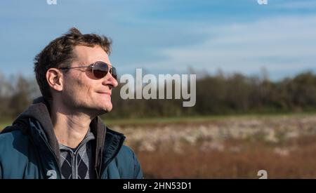 Portrait d'un homme blanc de 40 ans, qui regarde loin, debout dans une réserve naturelle en bord de mer près de Blankenberge, Belgique Banque D'Images