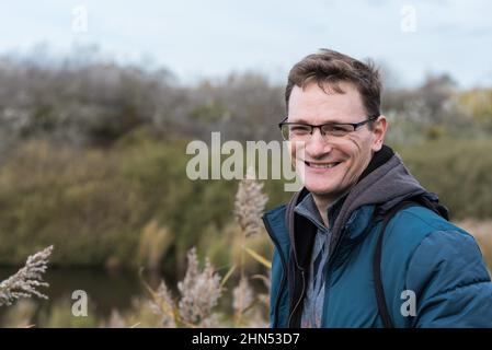 Portrait en plein air d'un homme blanc de 40 ans dans une réserve naturelle flamande, Blankenberge, Belgique Banque D'Images