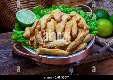 Tranches de poisson panées avec de la laitue et du citron Banque D'Images