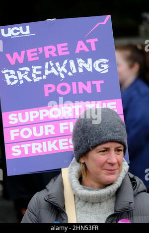 Bristol, Royaume-Uni. 14th févr. 2022. Les professeurs d'université prennent 10 jours de grève ou "d'action à moins d'une grève" pour des litiges sur la paie et le régime de pension USS. Les membres de l'UCU (University and College Union) ont reçu l'appui d'étudiants et d'autres groupes locaux. Un groupe s'est réuni à l'extérieur des chambres Victoria et, après des discours et des protestations, le rassemblement a passé paisiblement sur Park Street et s'est dispersé sur College Green. Crédit : JMF News/Alay Live News Banque D'Images