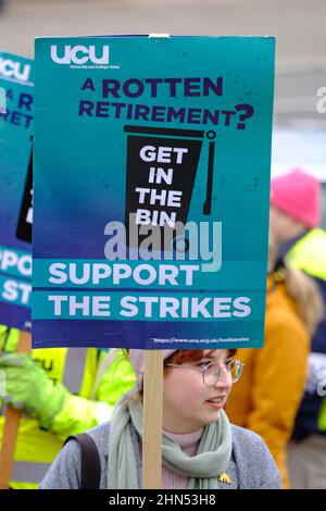 Bristol, Royaume-Uni. 14th févr. 2022. Les professeurs d'université prennent 10 jours de grève ou "d'action à moins d'une grève" pour des litiges sur la paie et le régime de pension USS. Les membres de l'UCU (University and College Union) ont reçu l'appui d'étudiants et d'autres groupes locaux. Un groupe s'est réuni à l'extérieur des chambres Victoria et, après des discours et des protestations, le rassemblement a passé paisiblement sur Park Street et s'est dispersé sur College Green. Crédit : JMF News/Alay Live News Banque D'Images