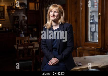 Rosie Duffield, députée travailliste de Canterbury, 50 ans, a été malmenée sur les médias sociaux par des activistes politiques locaux. Whitehall, Londres, Royaume-Uni Banque D'Images