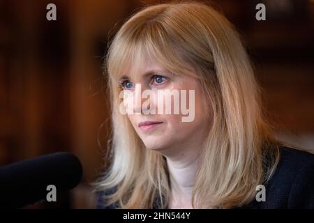 Rosie Duffield, députée travailliste de Canterbury, 50 ans, a été malmenée sur les médias sociaux par des activistes politiques locaux. Whitehall, Londres, Royaume-Uni Banque D'Images