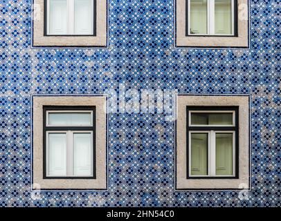 Lisbonne, Portugal - 12 28 2018: Façade typiquement portugaise avec carreaux et fenêtres, gros plan Banque D'Images