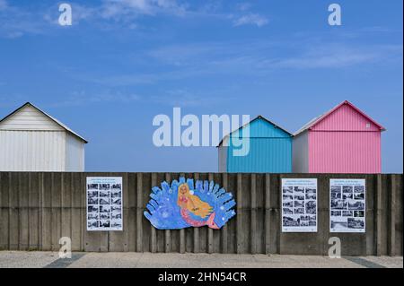 Avec ses charmantes cabanes de plage, la petite station balnéaire de Saint-Aubin-sur-Mer dispose de la seule véritable plage de sable de la Côte d'Albâtre en Normandie, Franc Banque D'Images