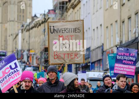 Bristol, Royaume-Uni. 14th févr. 2022. Les professeurs d'université prennent 10 jours de grève ou "d'action à moins d'une grève" pour des litiges sur la paie et le régime de pension USS. Les membres de l'UCU (University and College Union) ont reçu l'appui d'étudiants et d'autres groupes locaux. Un groupe s'est réuni à l'extérieur des chambres Victoria et, après des discours et des protestations, le rassemblement a passé paisiblement sur Park Street et s'est dispersé sur College Green. Crédit : JMF News/Alay Live News Banque D'Images