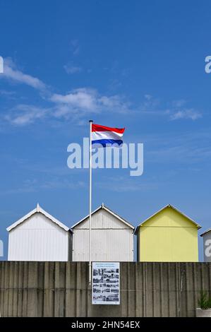 Avec ses charmantes cabanes de plage, la petite station balnéaire de Saint-Aubin-sur-Mer dispose de la seule véritable plage de sable de la Côte d'Albâtre en Normandie, Franc Banque D'Images