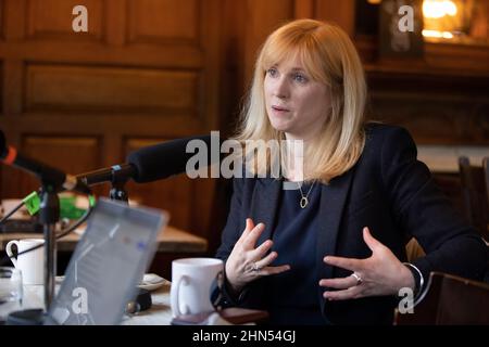 Rosie Duffield, députée travailliste de Canterbury, 50 ans, a été malmenée sur les médias sociaux par des activistes politiques locaux. Whitehall, Londres, Royaume-Uni Banque D'Images