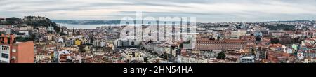 Lisbonne, Portugal - 12 27 2018: Très grande vue panoramique de la ville prise du mirador da Graca Banque D'Images