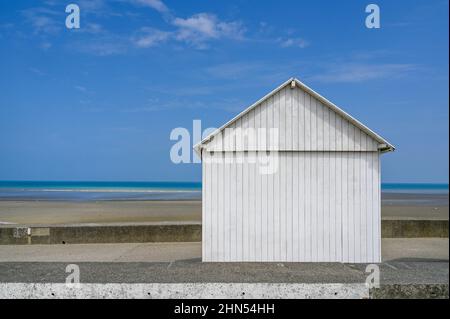 Avec ses charmantes cabanes de plage, la petite station balnéaire de Saint-Aubin-sur-Mer dispose de la seule véritable plage de sable de la Côte d'Albâtre en Normandie, Franc Banque D'Images