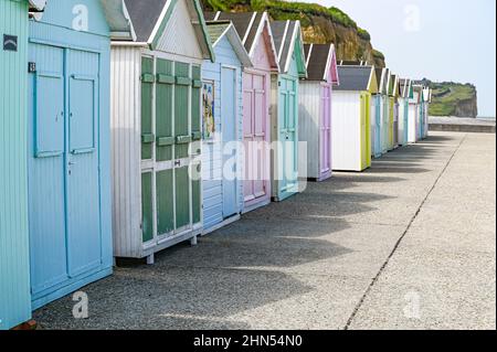 Avec ses charmantes cabanes de plage, la petite station balnéaire de Saint-Aubin-sur-Mer dispose de la seule véritable plage de sable de la Côte d'Albâtre en Normandie, Franc Banque D'Images