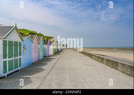 Avec ses charmantes cabanes de plage, la petite station balnéaire de Saint-Aubin-sur-Mer dispose de la seule véritable plage de sable de la Côte d'Albâtre en Normandie, Franc Banque D'Images