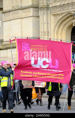 Bristol, Royaume-Uni. 14th févr. 2022. Les professeurs d'université prennent 10 jours de grève ou "d'action à moins d'une grève" pour des litiges sur la paie et le régime de pension USS. Les membres de l'UCU (University and College Union) ont reçu l'appui d'étudiants et d'autres groupes locaux. Un groupe s'est réuni à l'extérieur des chambres Victoria et, après des discours et des protestations, le rassemblement a passé paisiblement sur Park Street et s'est dispersé sur College Green. Crédit : JMF News/Alay Live News Banque D'Images