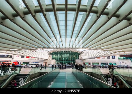 Lisbonne - Portugal: 12 28 2018: Les voyageurs entrant et sortant de la gare Oriente Banque D'Images