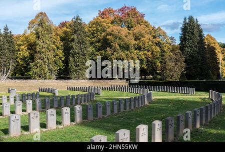 Anderlecht, Bruxelles - Belgique - 10 11 2018 : panneau commémoratif et cimetière de la guerre mondiale Banque D'Images