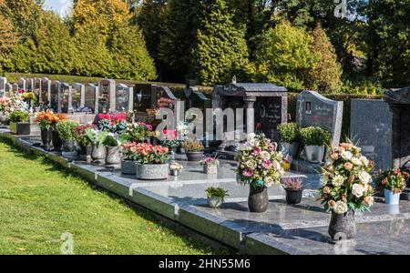 Anderlecht, Bruxelles - Belgique - 10 11 2018: Cimetière décoré sur un ciel bleu Banque D'Images