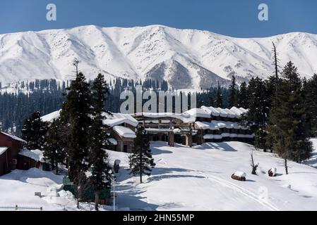 Baramulla, Inde. 12th févr. 2022. Vue sur les environs enneigés et la montagne enneigée pendant une journée ensoleillée à Gulmarg. Gulmarg est une ville, une station de ski, une destination de ski populaire et un comité de zone notifié dans le district de Baramulla, Jammu-et-Cachemire. La ville est située dans la chaîne de montagnes PIR Panjal dans l'Himalaya occidental et se trouve dans les limites du sanctuaire de la vie sauvage de Gulmarg. Crédit : SOPA Images Limited/Alamy Live News Banque D'Images