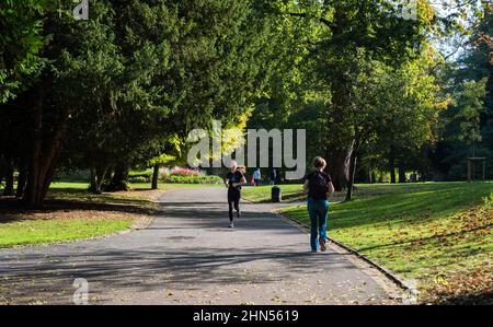 Schaerbeek, Bruxelles - Belgique - 10 15 2018: Jeune femme marchant et courant dans le parc par une chaude journée d'automne Banque D'Images