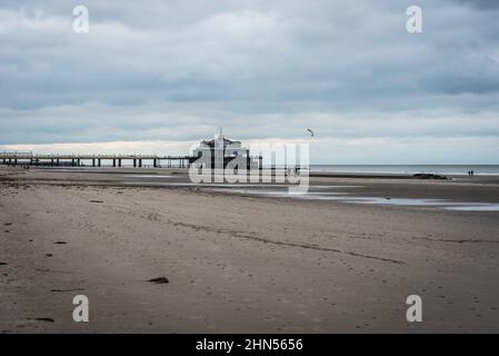 Blankenberge, Flandre / Belgique - 10 30 2018: Grande plage de sable et jetée à la mer du Nord belge pendant la marée basse en automne. Banque D'Images
