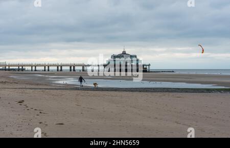 Blankenberge, Flandre / Belgique - 10 30 2018: Grande plage de sable et jetée à la mer du Nord belge pendant la marée basse en automne. Banque D'Images