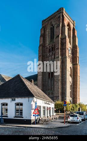 Lissewege, Flandre / Belgique - 10 30 2018: Vue panoramique sur l'ancienne place marquée et la tour de l'église notre-Dame de la Visitation Banque D'Images