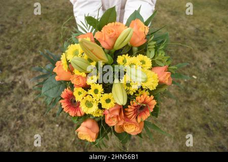 Munich, Allemagne. 14th févr. 2022. Une femme tient un bouquet de fleurs qu'elle a reçu en cadeau le jour de la Saint-Valentin. Credit: Felix Hörhager/dpa/Alay Live News Banque D'Images