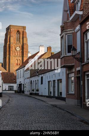 Lissewege, Flandre - Belgique - 10 30 2018: Vue panoramique sur les vieilles rues pavées et l'église notre-Dame de la Visitation au coucher du soleil Banque D'Images
