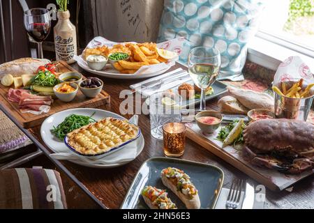 Cuisine de pub servie au Pigs Nose Inn, East Prawle, Devon Banque D'Images