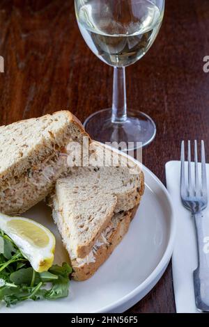 Sandwichs au crabe, cuisine de pub servie au Pigs Nose Inn, East Prawle, Devon Banque D'Images