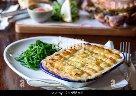 Fish Pie, cuisine de pub servie au Pigs Nose Inn, East Prawle, Devon Banque D'Images