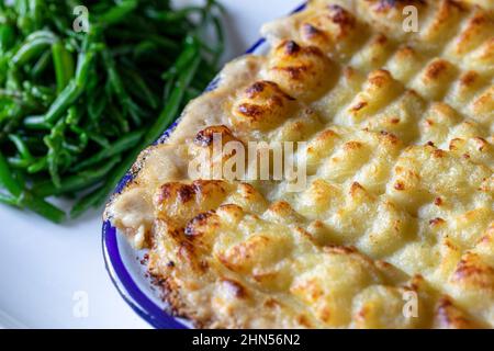 Fish Pie, cuisine de pub servie au Pigs Nose Inn, East Prawle, Devon Banque D'Images