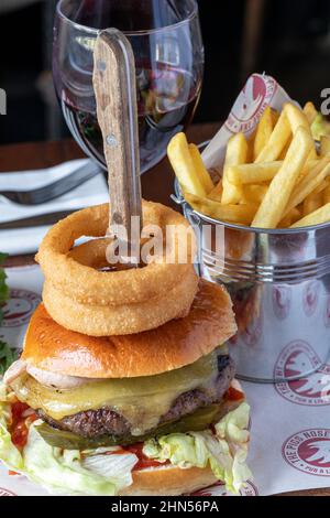 Burger, oignons Rings and Chips, cuisine de pub servie au Pigs Nose Inn, East Prawle, Devon Banque D'Images