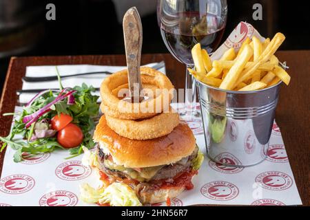 Burger, oignons Rings and Chips, cuisine de pub servie au Pigs Nose Inn, East Prawle, Devon Banque D'Images