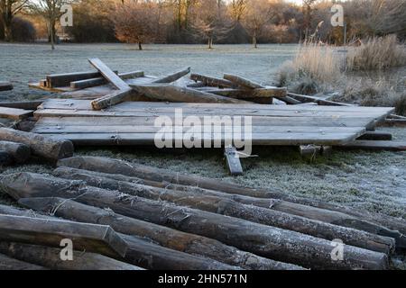 Pile de vieux débris de bois abîmés Banque D'Images