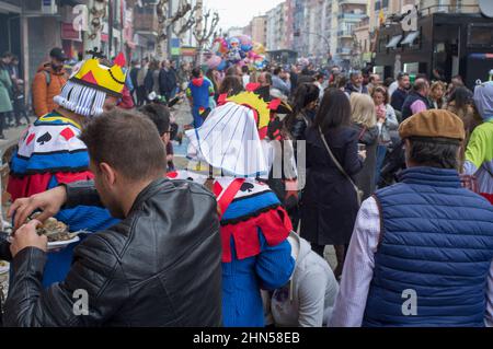 Badajoz, Espagne - 13 févr. 2018 : Burial de San Roque de la Fête de la Sarde. Les gens mangeant des sardines dans la rue. Carnaval de Badajoz, fête de la fête internationale de Tou Banque D'Images