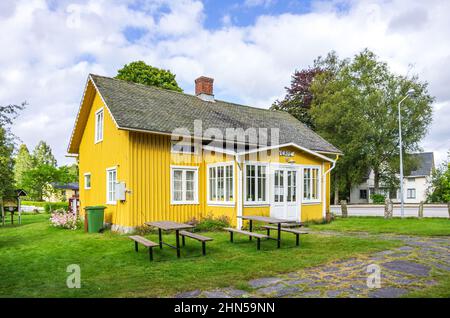 Dals Rostock, Dalsland, Västra Götalands län, Suède: Le pittoresque jardin d'herbes avec le musée d'histoire locale de Kroppefjäll et un petit café. Banque D'Images