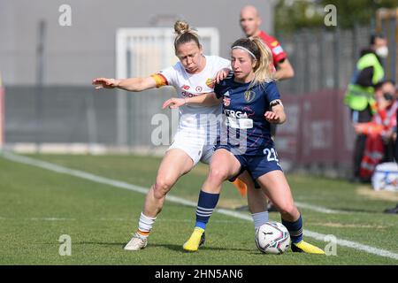 Rome, Italie. 13th févr. 2022. ELISA Carravetta de Como femmes FC et Joyce Borini d'AS Roma pendant le match de football de la coupe de l'Italie comme Roma v Como au Tre Fontane Stadium le 13 février 2022 à Rome, Italie. (Photo par AllShotLive/Sipa USA) crédit: SIPA USA/Alay Live News Banque D'Images