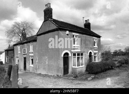 Pubs historiques, canalside Bird in Hand Inn, Scholar Green, Cheshire en 1970s, à côté du canal Macclesfield Banque D'Images