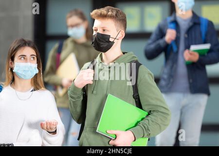 Deux adolescents dans des masques protecteurs Banque D'Images