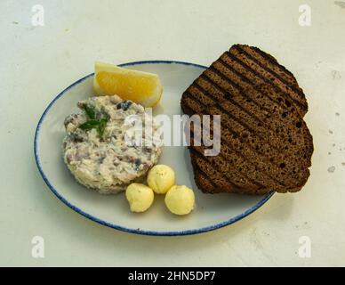 Apéritif juif traditionnel, appelé Vorschmack ou forshmak, fait comme un pate avec du hareng salé haché et des œufs durs Banque D'Images