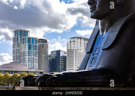 Prise de vue depuis la rive nord avec le Sphinx. 8-13 Casson Square, Londres, Royaume-Uni. Architecte: Patel Taylor Architects, 2022. Banque D'Images