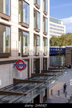 Entrée de la station de métro avec auvent de la passerelle piétonne. 8-13 Casson Square, Londres, Royaume-Uni. Architecte: Patel Taylor Architects, 2022. Banque D'Images