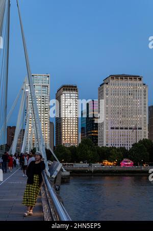 Complexe au crépuscule depuis le Golden Jubilee Bridge. 8-13 Casson Square, Londres, Royaume-Uni. Architecte: Patel Taylor Architects, 2022. Banque D'Images