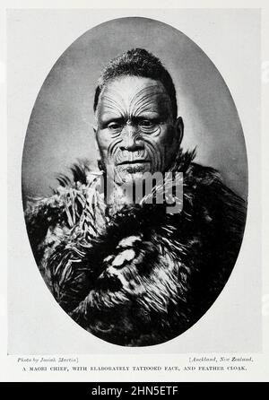 Un chef maori au visage tatoué et au manteau de plumes des races vivantes de l'humanité : Un récit illustré populaire des coutumes, des habitudes, des activités, des fêtes et des cérémonies des races de l'humanité dans le monde Volume 1 par Sir Harry Hamilton Johnston, Henry Neville Hutchinson, Richard Lydekker et Dr. A. H. Keane publié Londres : Hutchinson & Co. 1902 Banque D'Images