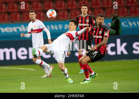 PAS DE VENTES AU JAPON! Wataru ENDO (S) contre Kerem DEMIRBAY (LEV), football 1st Bundesliga, 22nd match day, Bayer 04 Leverkusen (LEV) - VfB Stuttgart (S), le 12th février 2022 dans le BayArena Leverkusen/ Allemagne. #La réglementation DFL interdit toute utilisation de photographies comme séquences d'images et/ou quasi-vidéo # Banque D'Images