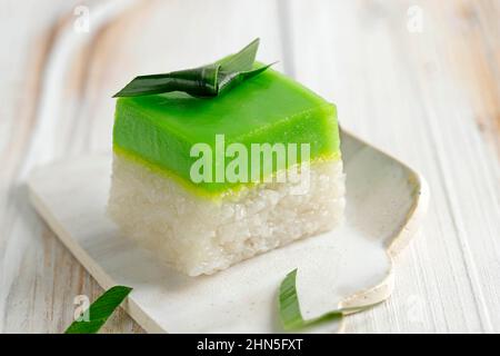 Talam Ketan ou Kuih Seri Muka, deux couches de dessert avec riz gluant à la vapeur au fond et gâteau de couche de tarte vert au dessus. Banque D'Images