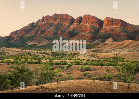 Premier feu sur la fascinante Elder Range dans la chaîne des Flinders Ranges. Banque D'Images