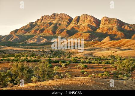 Premier feu sur la fascinante Elder Range dans la chaîne des Flinders Ranges. Banque D'Images