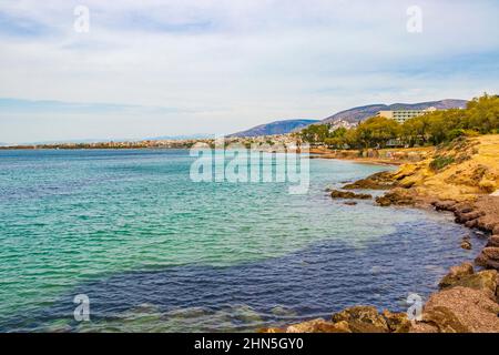 Plage turquoise vert naturel et eau à Vouliagmeni Beach près de Voula en Grèce. Banque D'Images